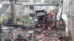 Un alpendre anexo a la casa en la que estaban los perros en Gomesende qued destruido por un incendio dos aos antes de que la Guardia Civil denunciase a su propietario