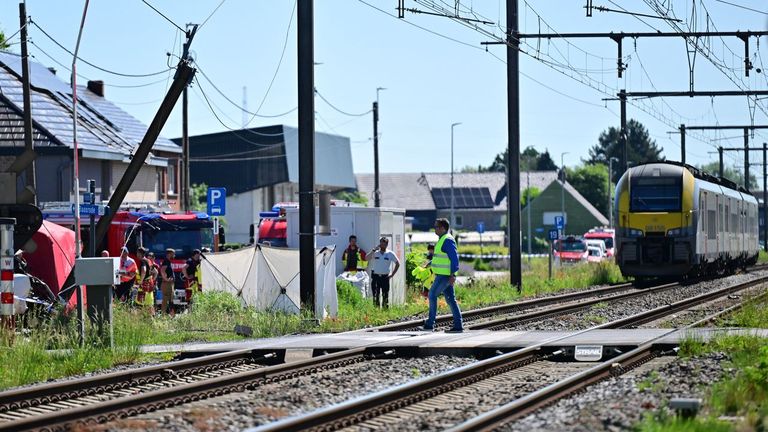 Mueren dos adultos y dos adolescentes de 15 y 12 años al chocar un tren y un autobús escolar en Bélgica