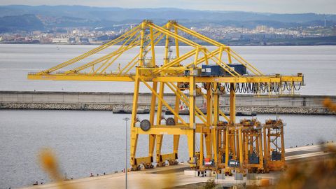 Gras para portacontenedores en el puerto exterior de Ferrol 