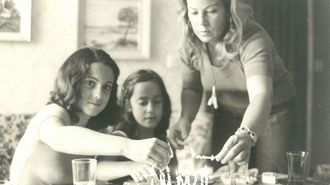 A escritora, coa sa nai e mais coa sa irm Susana, celebrando o seu aniversario a comezos dos anos setenta na sa casa da Corua, na Falperra.