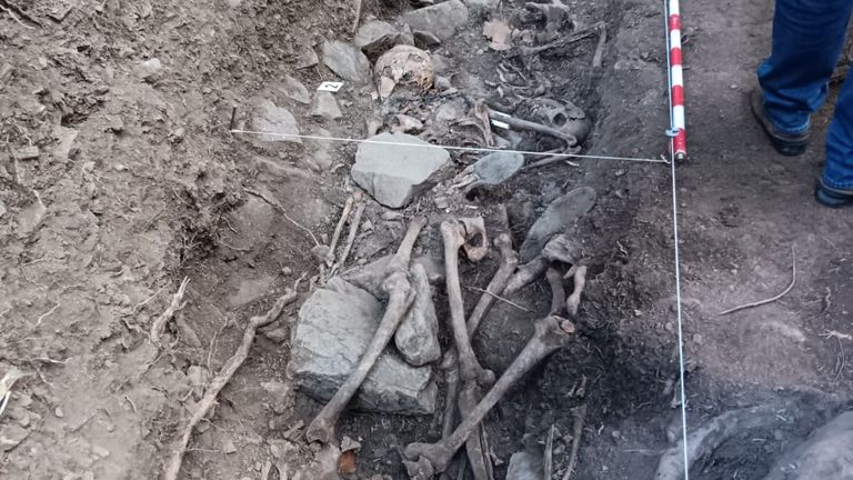 Restos humanos localizados en la fosa de Parasimón, Lena