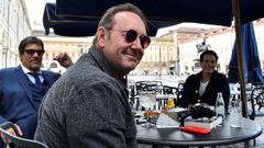 El actor Kevin Spacey este jueves en una terraza del centro de Turín (Italia)