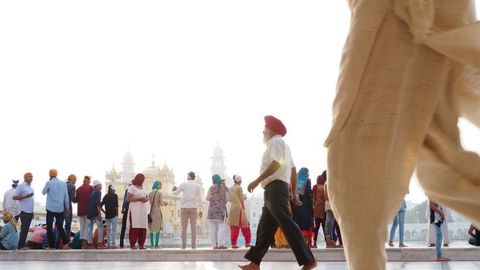 «Sijs» en el templo dorado de la capital del estado de Punyab, en la India, en el 2018