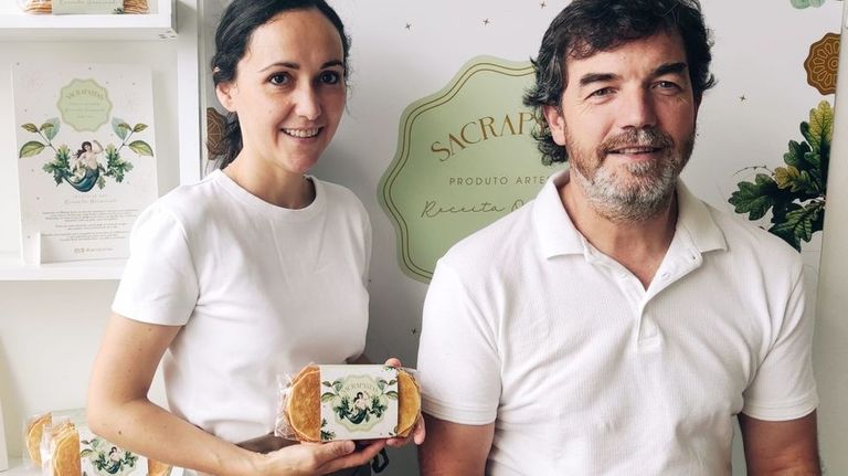 Tamara Castro e Emilio Garca, responsables da empresa, con paquetes de galletas Sacrapastas