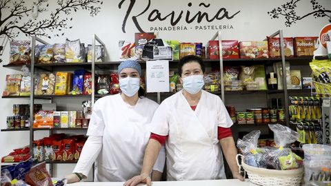 Isaura Carbia (derecha) y Andrea Riveiro, en la panadera Ravia de Vedra