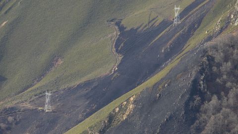 Vista general de un incendio forestal declarado ya extinguido en Lena