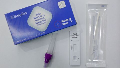 Los test dobles se venden en Lugo por menos de 3 euros y permiten diagnosticar gripe o covid