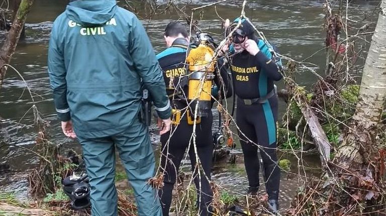 Buzos del GEAS de la Guardia Civil en la búsqueda de la desaparecida en el río Arenteiro en O Carballiño.