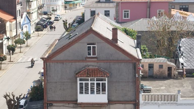 Antiguas conserveras de Cariño en ruinas: «¿Quién va a invertir en este pueblo si se caen los edificios?»