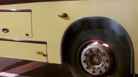 Bus urbano en Santiago con la rueda ardiendo