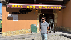 Jos� Miguel Gonz�lez Herraiz, gerente del grupo Al Peso, frente al bar Mercante