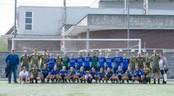 La plantilla del Real Oviedo femenino, junto a Javi y su familia