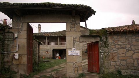 La Casa do Noguedo, construida hace dos siglos, forma por s sola un ncleo de poblacin