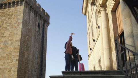 Dos turistas se hacen una foto a la entrada del Parador de Turismo de Monforte
