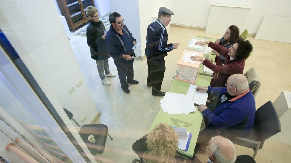 �LBUM: As� celebr� el Paradela su ascenso.Un momento de la votaci�n de las elecciones municipales el pasado d�a 26 en una de las mesas de Sarria