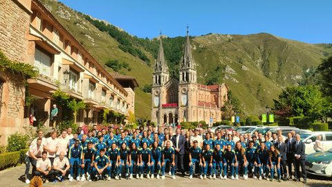 El primer equipo masculino, femenino y directiva del Real Oviedo, en Covadonga