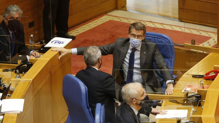 Feijoo charlando con Alfonso Rueda ayer en el Parlamento de Galicia.
