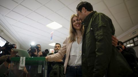 Manuel Villena junto a su marido, el candidato del PP, Juanma Moreno Bonilla, acudiendo a votar.  