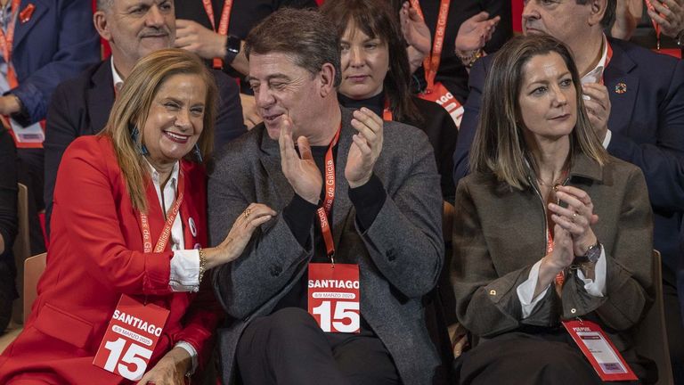 El secretario xeral del PSdeG, José Ramón Gómez Besteiro, junto a la presidenta de la ejecutiva, Carmela Silva, y la responsable de organización, Lara Méndez.