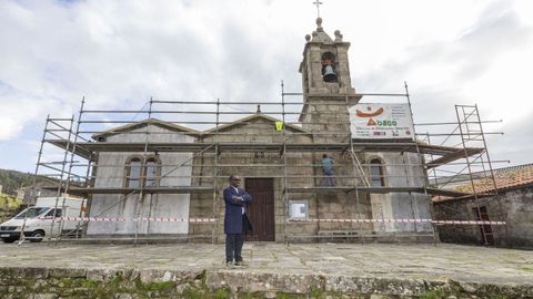 El prroco, Dsir Kouakou, ante la iglesia de Brens, en Cee