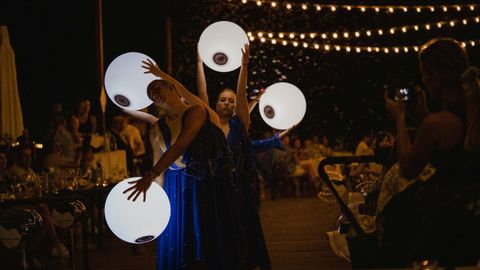 EL ESPECTÁCULO. La música de Margarida Mariño y un espectáculo de danza y luz acompañan la cena. 