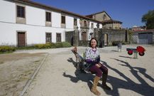 Ana Barreiro ante la escuela de la Colegiata de Sar, que pretende reabrir como centro Montessori. 