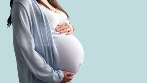 La probabilidad de que una mujer de cuarenta años logre quedarse embarazada es inferior al 5 % por ciclo menstrual.
