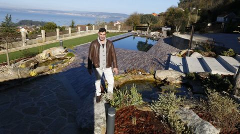 José Souto, de Innova Paisajes, ante el jardín que ha creado en la Casa de A Serva, en Cela