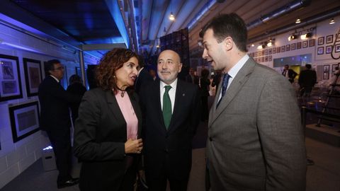 María Jesús Monterio, ministra de Hacienda; Javier Losada, delegado del Gobierno; y Gonzalo Caballero, secretario xeral del PSdeG