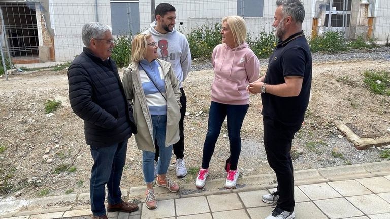 Visita del PSOE Gijón a las obras de rehabilitación de viviendas en el barrio degradado de Portuarios
