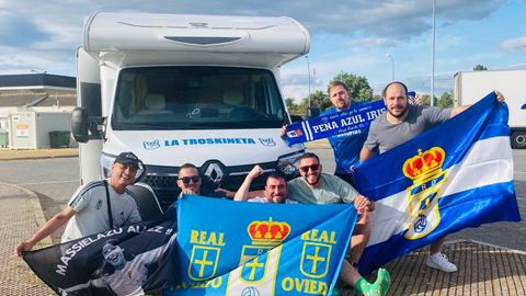 Aficionados del Real Oviedo, alguno de la Pe�a Azul Iris, de camino a Almer�a