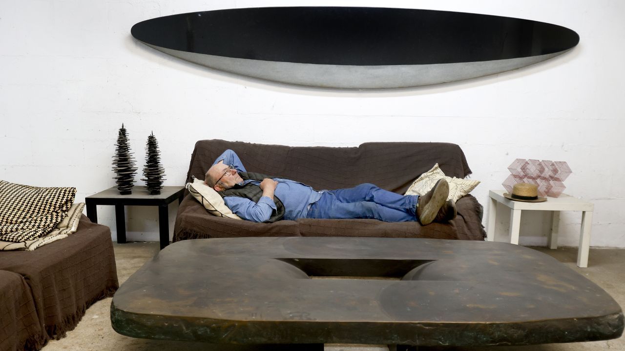 Deitado no seu estudo baixo �Reflexos da auga�. Horizontalidade que aporta equilibrio.