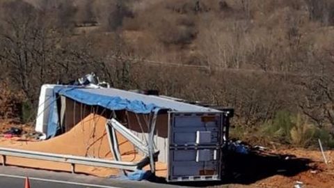 Imagen del cami�n volcado tras el accidente en la Autopista del Huerna