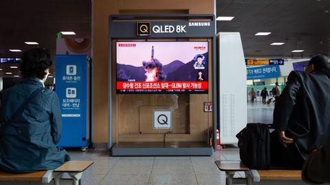 Ciudadanos surcoreanos ven en la televisin una informacin sobre el ltimo misil lanzado desde Corea del Norte