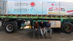 Un convoy de ayuda humanitaria con destino a Gaza estacionado este domingo frente a la puerta fronteriza de Rafah.