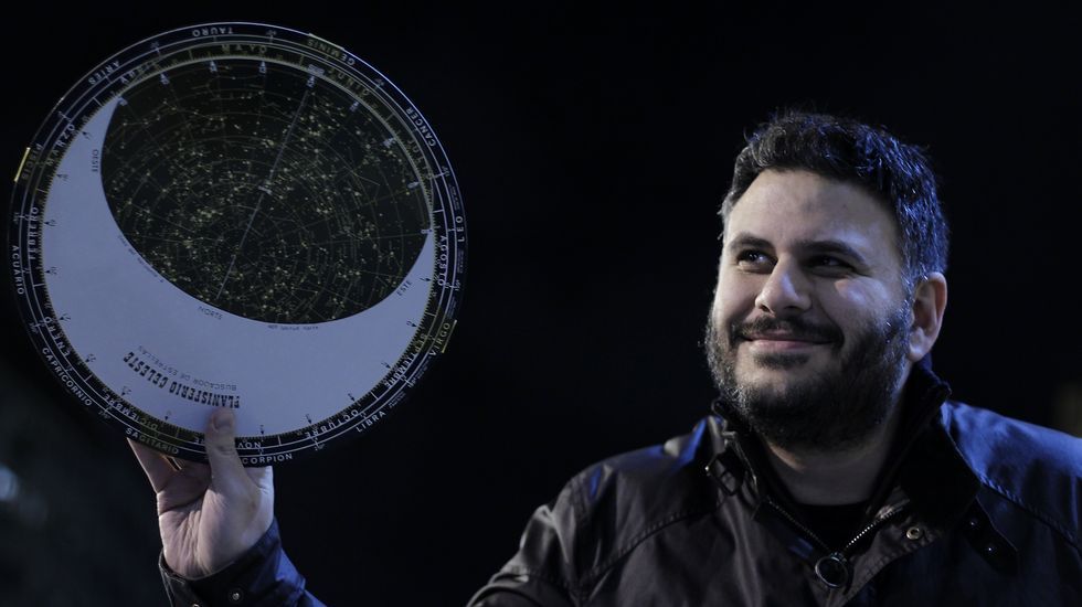 El p�vot Cheik, presionado por Trevijano ante la mirada de Jorge. 