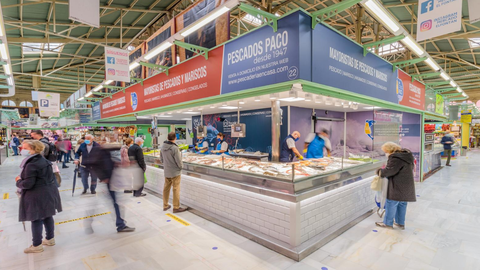 La pescader�a que Pescados Paco tiene en el mercado de El Font�n, en Oviedo