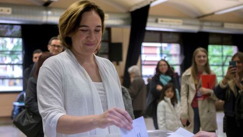  La alcaldesa de Barcelona, Ada Colau, ejerce su derecho al voto en el Centro Cvico de La Sedeta