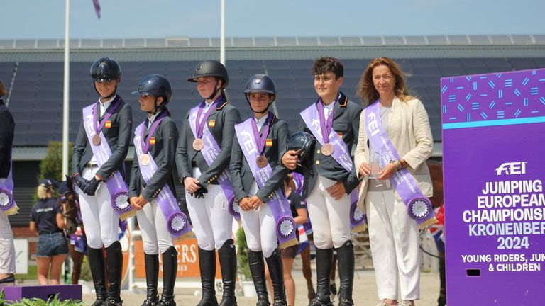 Junto al resto de su equipo tras recibir las medallas durante el transcurso del campeonato europeo en los Países Bajos