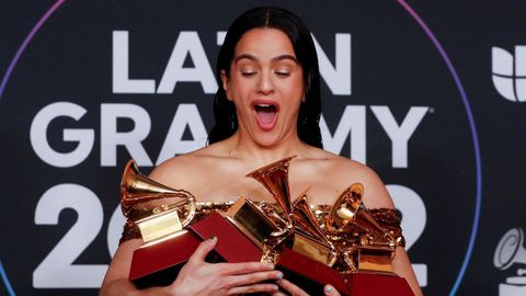 Rosalía posa con los Grammys latinos que ganó en Las Vegas en el 2022
