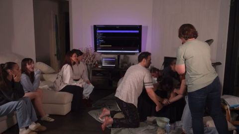 Fotograma extra�do de la retransmisi�n en directo del parto, con Fany a la derecha en la piscina hinchable.