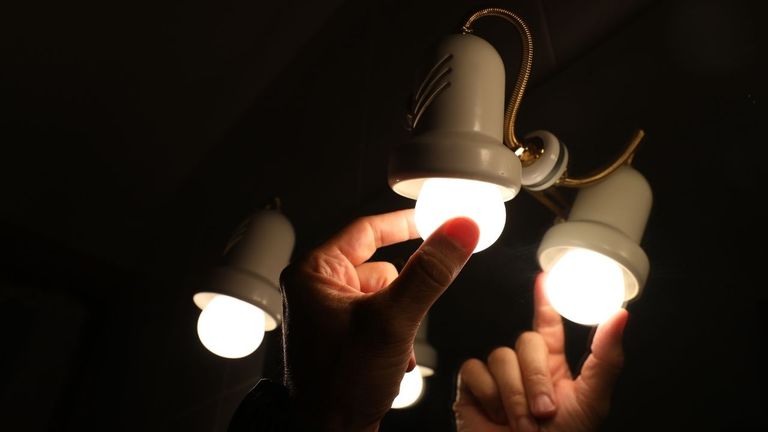 Un tercio de los hogares gallegos han cambiado las bombillas para ahorrar luz, pero apenas un 1 % han instalado paneles solares