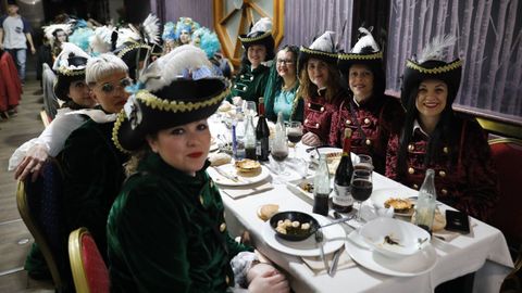 Los restaurantes de Verín volvieron a reunir a los grupos de mujeres que siempre participan en el xoves de comadres.
