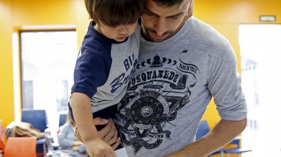 El jugador del Barcelona Gerard Piqu�, votando junto a su hijo Milan
