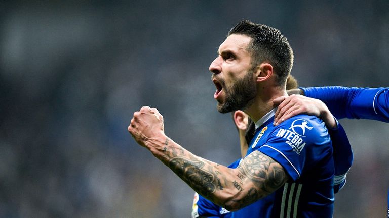 Borja Bastón celebra su gol ante la UD Almería en el Carlos Tartiere