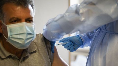 6.750 ourensanos de entre 60 y 65 aos fueron citados para vacunarse, 660 en Vern (foto)