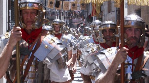 Integrantes de la Cohors III desfilando por el centro de Lugo