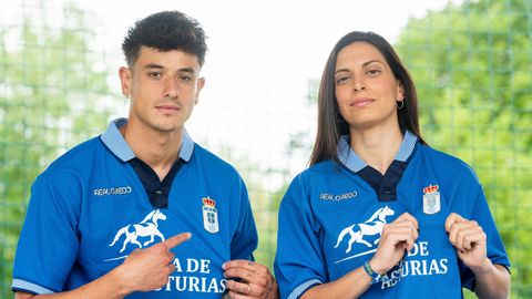 Omar Falah y Ana Buceta, con la camiseta retro del Real Oviedo en homenaje a Peter Dubovsky
