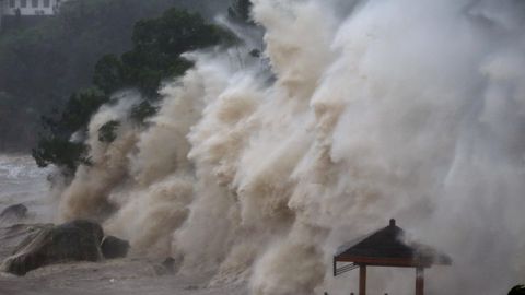 Oleaje en la costa de Wenzhou, en China, durante el tifón María
