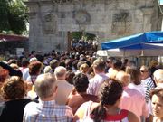 Polic�as de Vigo regulando la entrada en San Roque...